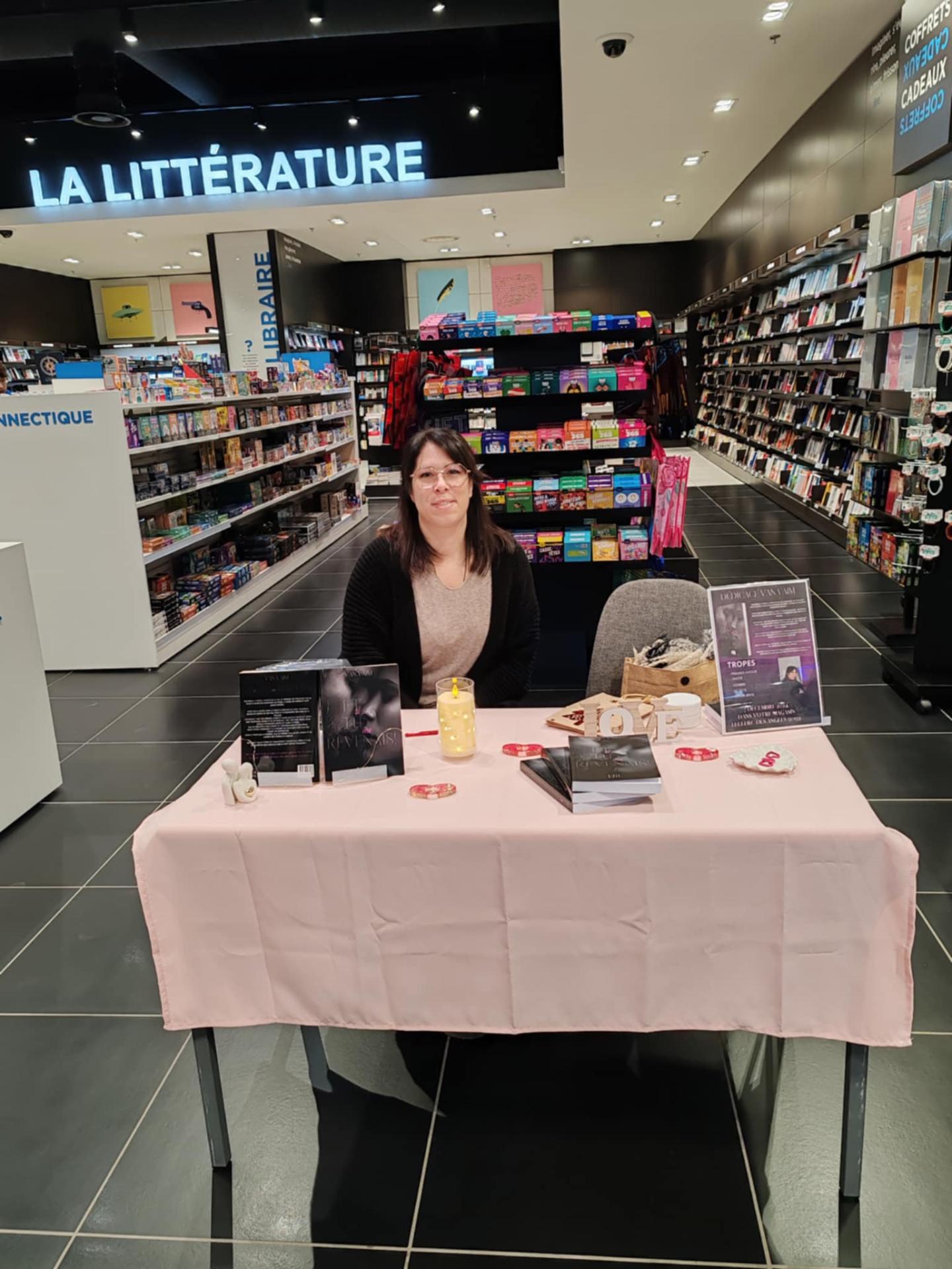 Dédicace en librairie — rayon Littérature
